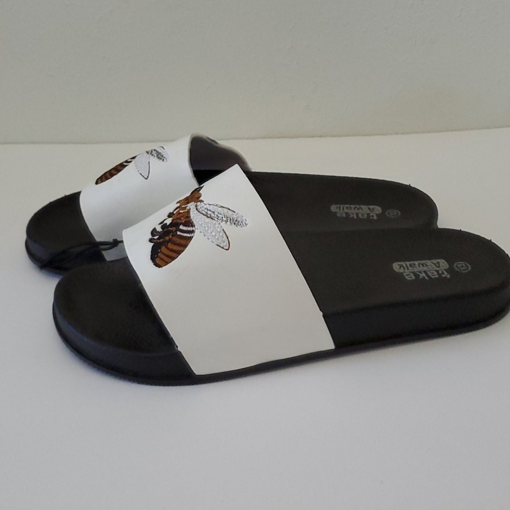 🆕️ Take A Walk Slip-on Slides - Picture 5 of 7